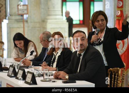 November 16, 2018 - Tunis, Tunesien: Souad Abderrahim (C), der Bürgermeister der Stadt Tunis, nimmt an einem Treffen mit den Bürgerinnen und Bürgern. Souad Abderrahim wurde mit Unterstützung der islamistischen Ennahda Partei gewählt, sondern Sie sagt, dass Sie unterstützt ein Gesetz, dass gleiche Erbrecht, den Frauen und Männern geben würde. Tunesischer Politiker debattieren, ein neues Gesetz zu geben, beide Geschlechter gleich Erbrecht, die Reform der gegenwärtigen islamischen würde inspirierten Code, das dafür sorgt, dass ein Mann erhält das Doppelte einer womanÕs Anteil der Erbe. Conseil participatif a la municipalite de Tunis vorstehen par la Premiere femm Stockfoto