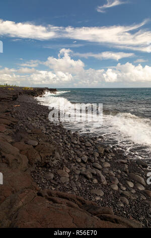 Kalapana, Hawaii - Die Überreste der neuen Kaimu schwarzer Sandstrand, durch einen Lavastrom von 1990 erstellt, an der Pazifikküste in der Puna District der Groß Ist Stockfoto