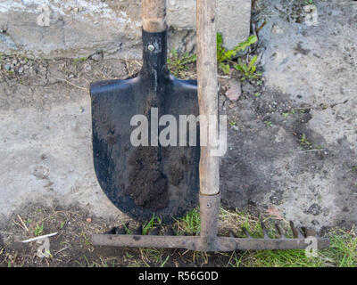 Alten hölzernen Zaun und einen rostigen Nagel hervorstehen. Stockfoto