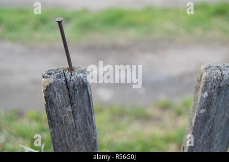 Alten hölzernen Zaun und einen rostigen Nagel hervorstehen. Stockfoto