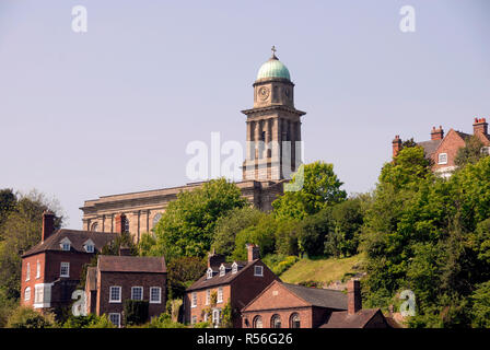 Angesichts des hohen Stadt Bridgnorth, Shropshire, England, mit der der Turm von St. Maria Magdalena Kirche Prominente Stockfoto