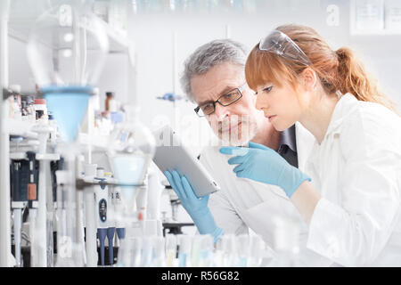 Gesundheitswesen Forscher arbeiten in wissenschaftlichen Labor. Stockfoto