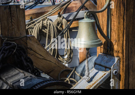 Schiffsglocke auf einem alten Segelschiff Stockfoto