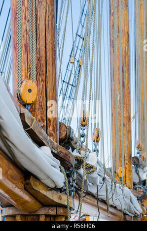 Gefaltete Segel und Mast auf einem alten Segelschiff Stockfoto