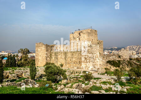 Touristen genießen die Ruinen von Byblos im Libanon Stockfoto