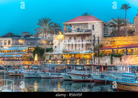 Byblos, Libanon - Feb 12 2018 - der touristischen Gegend von Byblos mit Restaurants und Boote im Libanon Stockfoto