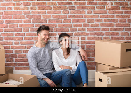 Lächelnden jungen Paar im neuen Haus Stockfoto