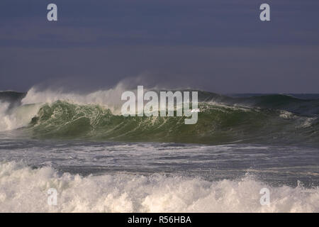 Ocean Waves sehen Spray durch Wind und ein Rohr in die Bildung; Küste Portugiesisch Stockfoto