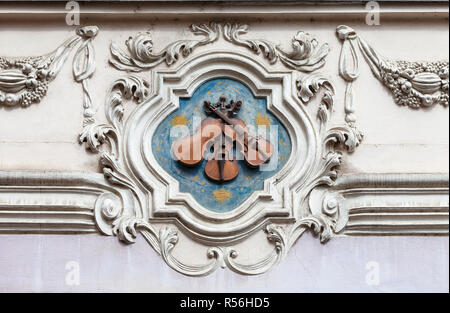 Entlastung auf der Fassade des alten Gebäudes, Violine, Prag, Tschechische Republik Stockfoto