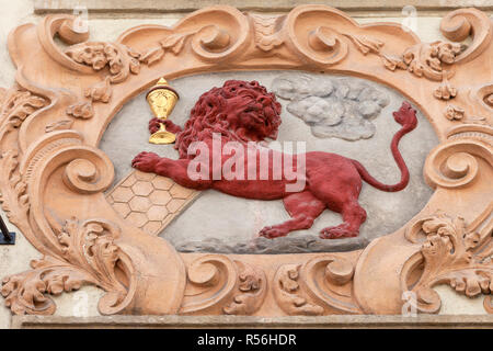 Entlastung auf der Fassade des alten Gebäudes, Red Lion, Prag, Tschechische Republik Stockfoto