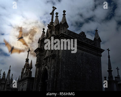 Halloween Nacht Landschaft bei Vollmond, bewölkter Himmel, Sterne, Vampire und alten Europäischen Friedhof (digitale Korn hinzugefügt) Stockfoto