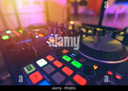 DJ-Mixer Controller Panel für die Wiedergabe von Musik und Party in einem Nachtclub Stockfoto
