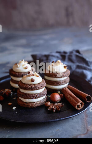 Köstliche Lebkuchen Icebox Cupcakes gefüllt mit Mascarpone Stockfoto