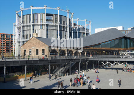 Kohle Tropfen Yard moderne Entwicklung mit konvertierten Luxury Apartments vom viktorianischen Gasspeicher hinter Kings Cross London England Stockfoto