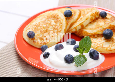 Amerikanische Pfannkuchen mit Joghurt und Blaubeeren Stockfoto