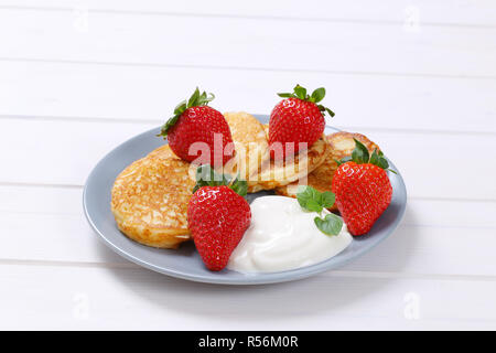 Amerikanische Pfannkuchen mit Joghurt und Erdbeeren Stockfoto