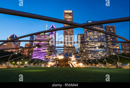 Nacht in Jay Pritzger Pavillion im Millennium Park in Chicago, Illinois Stockfoto