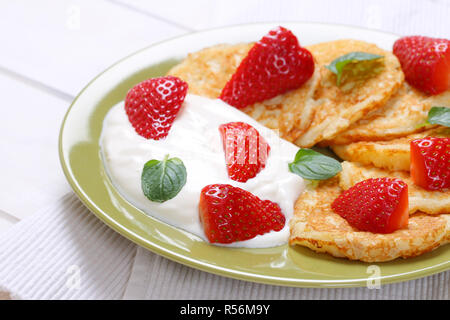 Amerikanische Pfannkuchen mit Joghurt und Erdbeeren Stockfoto