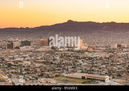 Skyline von El Paso, Texas, bei Sonnenuntergang Stockfoto