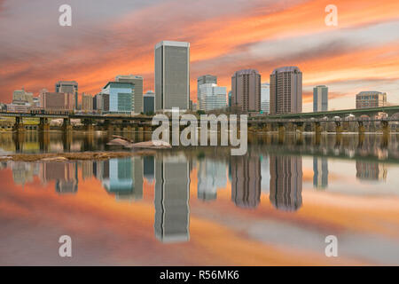 Reflexion der Richmond, Virginia morgen City Skyline entlang der James River. Stockfoto