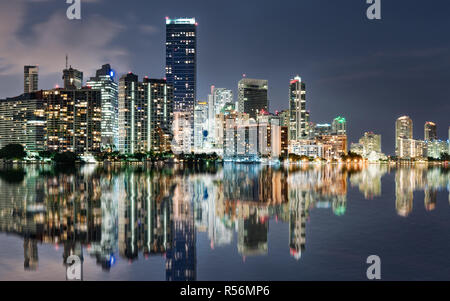 Die Miami Skyline Reflexion in der Nacht über die Bucht von Biscayne aus der Rickenbacker Causeway Stockfoto