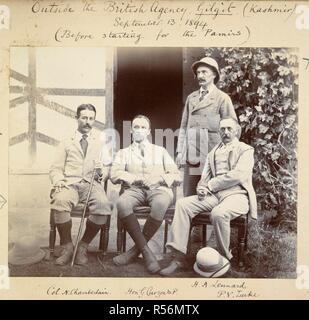 Außerhalb der britischen Agentur, Gilgit (Kaschmir), 13. September 1894. (Vor dem Start für die pamir's). Francis Fitzgerald Neville Chamberlain. Colonel Sir Curzon von Kedleston, George Nathaniel Curzon 1, Henry A. Lennard, P.V. Lukas. Curzon Sammlung: Album von Sonstiges Portraits von Curzon vor und nach seiner Viceroyalty. 13. September 1894. Foto. Quelle: Foto 430/67 (32). Sprache: Englisch. Autor: Unbekannt. Stockfoto