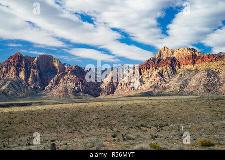Die Berge entlang der Red Rock Canyon National Conservation westlich von Las Vegas, Nevada. Stockfoto