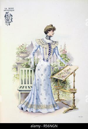 Design von Paquin. Ein Kleid für Mlle. Delcaze. Dies ist hellblau Musselin bestickt in Weiß, der Fuß des Rock mit einem zeilensprung Einfügen von Valenciennes getrimmt. Die Bluse ist über eine guimpe der Linie plissee Rasen, und drehte sich mit einem tiefen Halskrause und jabot der Spitze. Auf der Vorderseite sind schmalen Trägern des schwarzen Band und jeder Gurt mit einem winzigen Stahl Taste befestigt ist. Der Powder Puff [eine Englische Ausgabe von "La Mode artistique.; 1898]. (London, England: 1898). Quelle: Die Powder Puff August Platte 201. Stockfoto