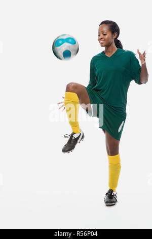 Fußballer spielen keepy uppy Stockfoto