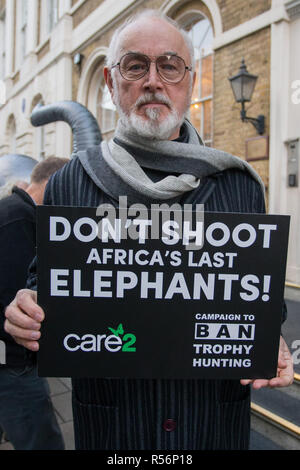 Ein Protest und die Lieferung einer 250.000 Mann starken Petition an der Botswana hohe Kommission in London. Sir Ranulph Fiennes, Bill Oddie, Peter Egan, Carol Royle, eine parteiübergreifende Gruppe von Abgeordneten mit aufblasbaren Elefanten mit der Aufschrift "Nicht letzten Elefanten schießen Afrikas". Mit: Peter Egan, Wo: London, Vereinigtes Königreich, wenn: 29 Okt 2018 Credit: Wheatley/WANN Stockfoto