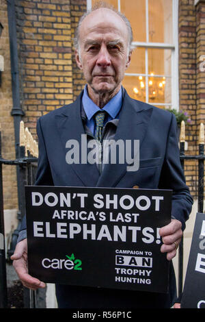 Ein Protest und die Lieferung einer 250.000 Mann starken Petition an der Botswana hohe Kommission in London. Sir Ranulph Fiennes, Bill Oddie, Peter Egan, Carol Royle, eine parteiübergreifende Gruppe von Abgeordneten mit aufblasbaren Elefanten mit der Aufschrift "Nicht letzten Elefanten schießen Afrikas". Mit: Sir Ranulph Fiennes Wo: London, Vereinigtes Königreich, wenn: 29 Okt 2018 Credit: Wheatley/WANN Stockfoto