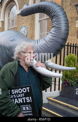 Ein Protest und die Lieferung einer 250.000 Mann starken Petition an der Botswana hohe Kommission in London. Sir Ranulph Fiennes, Bill Oddie, Peter Egan, Carol Royle, eine parteiübergreifende Gruppe von Abgeordneten mit aufblasbaren Elefanten mit der Aufschrift "Nicht letzten Elefanten schießen Afrikas". Mit: Bill Oddie Wo: London, Vereinigtes Königreich, wenn: 29 Okt 2018 Credit: Wheatley/WANN Stockfoto