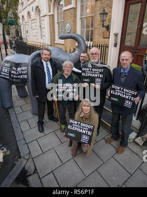 Ein Protest und die Lieferung einer 250.000 Mann starken Petition an der Botswana hohe Kommission in London. Sir Ranulph Fiennes, Bill Oddie, Peter Egan, Carol Royle, eine parteiübergreifende Gruppe von Abgeordneten mit aufblasbaren Elefanten mit der Aufschrift "Nicht letzten Elefanten schießen Afrikas". Mit: Atmosphäre, Wo: London, Vereinigtes Königreich, wenn: 29 Okt 2018 Credit: Wheatley/WANN Stockfoto