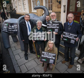 Ein Protest und die Lieferung einer 250.000 Mann starken Petition an der Botswana hohe Kommission in London. Sir Ranulph Fiennes, Bill Oddie, Peter Egan, Carol Royle, eine parteiübergreifende Gruppe von Abgeordneten mit aufblasbaren Elefanten mit der Aufschrift "Nicht letzten Elefanten schießen Afrikas". Mit: Atmosphäre, Wo: London, Vereinigtes Königreich, wenn: 29 Okt 2018 Credit: Wheatley/WANN Stockfoto