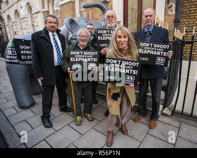 Ein Protest und die Lieferung einer 250.000 Mann starken Petition an der Botswana hohe Kommission in London. Sir Ranulph Fiennes, Bill Oddie, Peter Egan, Carol Royle, eine parteiübergreifende Gruppe von Abgeordneten mit aufblasbaren Elefanten mit der Aufschrift "Nicht letzten Elefanten schießen Afrikas". Mit: Atmosphäre, Wo: London, Vereinigtes Königreich, wenn: 29 Okt 2018 Credit: Wheatley/WANN Stockfoto