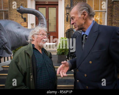 Ein Protest und die Lieferung einer 250.000 Mann starken Petition an der Botswana hohe Kommission in London. Sir Ranulph Fiennes, Bill Oddie, Peter Egan, Carol Royle, eine parteiübergreifende Gruppe von Abgeordneten mit aufblasbaren Elefanten mit der Aufschrift "Nicht letzten Elefanten schießen Afrikas". Mit: Bill Oddie Sir Ranulph Fiennes Wo: London, Vereinigtes Königreich, wenn: 29 Okt 2018 Credit: Wheatley/WANN Stockfoto