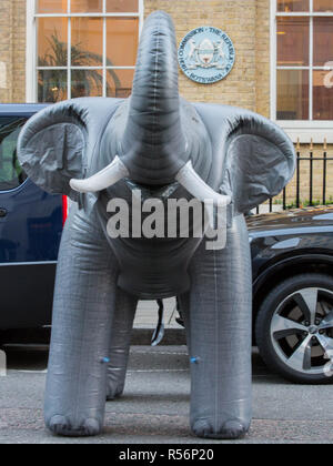 Ein Protest und die Lieferung einer 250.000 Mann starken Petition an der Botswana hohe Kommission in London. Sir Ranulph Fiennes, Bill Oddie, Peter Egan, Carol Royle, eine parteiübergreifende Gruppe von Abgeordneten mit aufblasbaren Elefanten mit der Aufschrift "Nicht letzten Elefanten schießen Afrikas". Mit: Atmosphäre, Wo: London, Vereinigtes Königreich, wenn: 29 Okt 2018 Credit: Wheatley/WANN Stockfoto