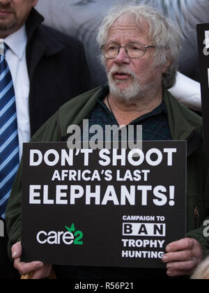 Ein Protest und die Lieferung einer 250.000 Mann starken Petition an der Botswana hohe Kommission in London. Sir Ranulph Fiennes, Bill Oddie, Peter Egan, Carol Royle, eine parteiübergreifende Gruppe von Abgeordneten mit aufblasbaren Elefanten mit der Aufschrift "Nicht letzten Elefanten schießen Afrikas". Mit: Bill Oddie Wo: London, Vereinigtes Königreich, wenn: 29 Okt 2018 Credit: Wheatley/WANN Stockfoto