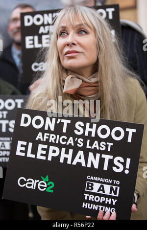 Ein Protest und die Lieferung einer 250.000 Mann starken Petition an der Botswana hohe Kommission in London. Sir Ranulph Fiennes, Bill Oddie, Peter Egan, Carol Royle, eine parteiübergreifende Gruppe von Abgeordneten mit aufblasbaren Elefanten mit der Aufschrift "Nicht letzten Elefanten schießen Afrikas". Mit: Carol Royle Wo: London, Vereinigtes Königreich, wenn: 29 Okt 2018 Credit: Wheatley/WANN Stockfoto