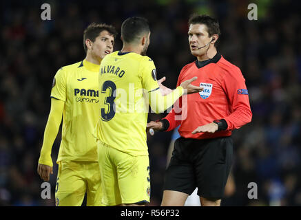 Villarreal ist Alvaro Gonzalez sprechen mit Schiedsrichter Matej Kanne während der UEFA Europa League, Gruppe G Gleiches an Ibrox Stadium, Glasgow. Stockfoto