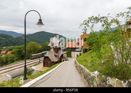 Mokra Gora, Serbien - 15. August 2015: Bahnhof Mokra Gora in der Tara Berge. Die historische Schmalspurbahn. Stockfoto