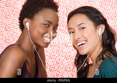 Freunde teilen MP3-player Stockfoto