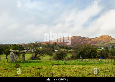 BallyKeel Dolmen und Kain am Ring der Gullion Gebiet von außergewöhnlicher natürlicher Schönheit Stockfoto