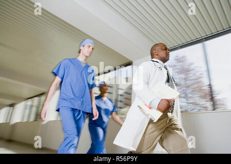 Arzt und Chirurgen zu Fuß Stockfoto