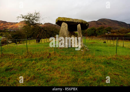 BallyKeel Dolmen und Kain am Ring der Gullion Gebiet von außergewöhnlicher natürlicher Schönheit Stockfoto