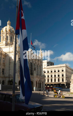 Flagge aufhängen Hälfte - Personal für Fidel Castros Tod. Vom 4. Dezember 2016 in Havanna, Kuba Stockfoto