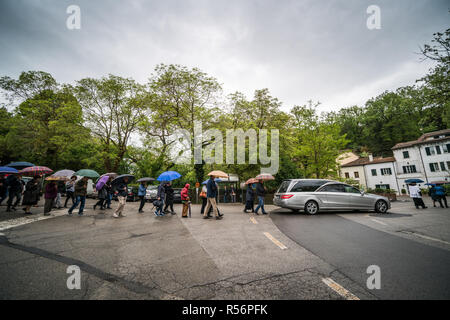 Trauerfeier in der Straße von San Casciano dei Bagni, Italien, Europa. Stockfoto