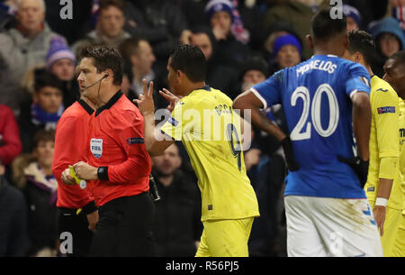 Villarreal ist Carlos Bacca appelliert an Schiedsrichter Matej Kanne, die Rangers" Daniel Candeias zweimal während der UEFA Europa League, Gruppe G Gleiches an Ibrox Stadium, Glasgow gebucht wurde. Stockfoto