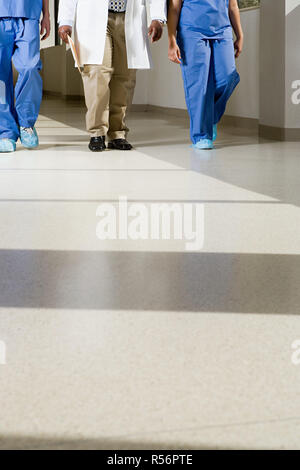 Ärzte Korridor hinunter Stockfoto