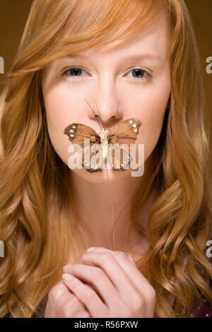 Butterfly Belag Frau Mund Stockfoto